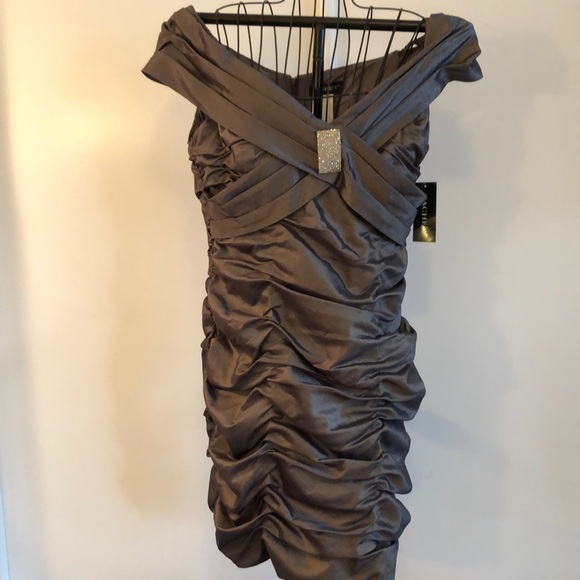 ❤️‍🔥CACHET Evening Gown off the shoulders with sparkling rhinestone accent.SZ16 - Picture 2 of 8